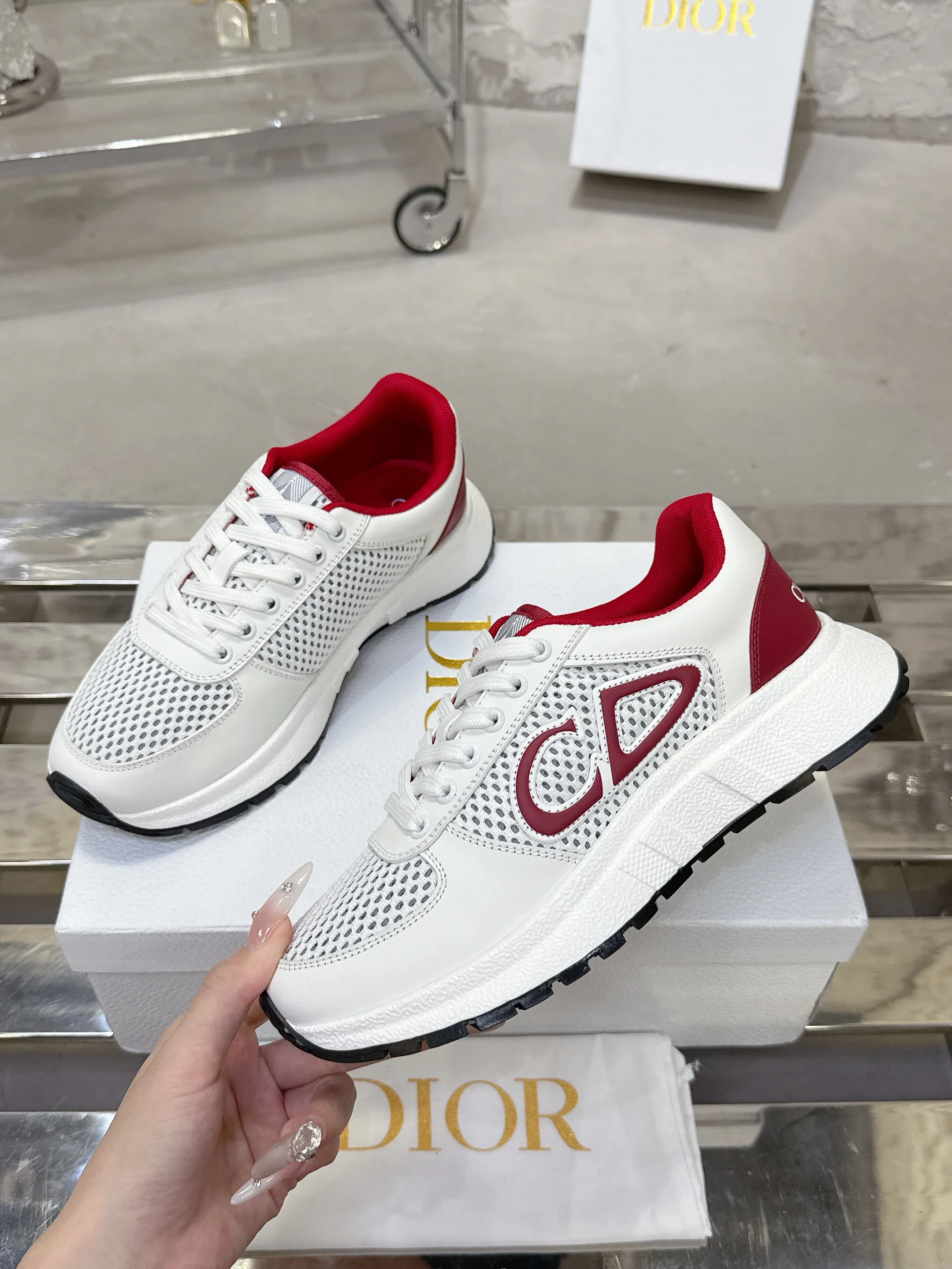 Factory price 680💰 Top version! ! ! Dior Dior's latest Run'n'Dior series, couple's thick-soled casual sneakers, originally purchased, developed and manufactured. This Run'n'Dior reinterprets sports style with an elegant and fashionable shape. The upper is crafted from white mesh fabric and features the Christian Dior Paris signature on the laces and heel. The exquisite two-color sole is light and soft, which can add a high-end temperament to all kinds of casual looks. Exquisite packaging at the delivery counter 🛍📦 ▪️Fabric: Original customized imported first-layer cowhide ▪️Inner lining: Imported original lining ▪️Sole: Original molded non-slip TPU material ▪️Size: Women's 35-41 / Men's 39-46 (Female 40 41 / Men's 38.45.46 customized)